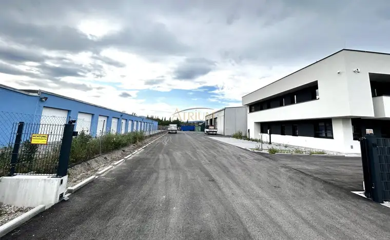 Unternehmer aufgepasst: Hochwertige Lagerhalle mit vier Einfahrtstoren und Büromöglichkeit.