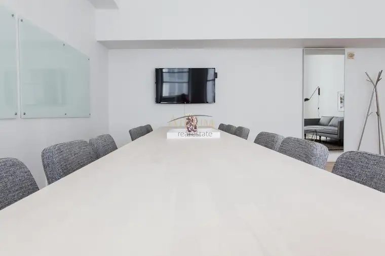 Individuell teilbare Büros und Gewerbehallen in begehrter Lage.