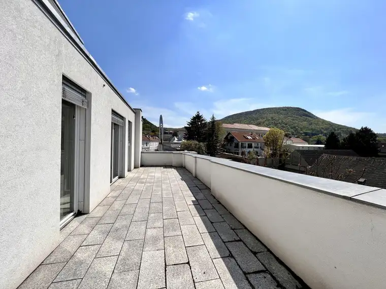 Herrliches Dachgeschoss mit Terrasse und herrlichen Ausblick! Unbefristete Mietordination mit Kundenparkplätzen und freie planbare Raumgestaltung!