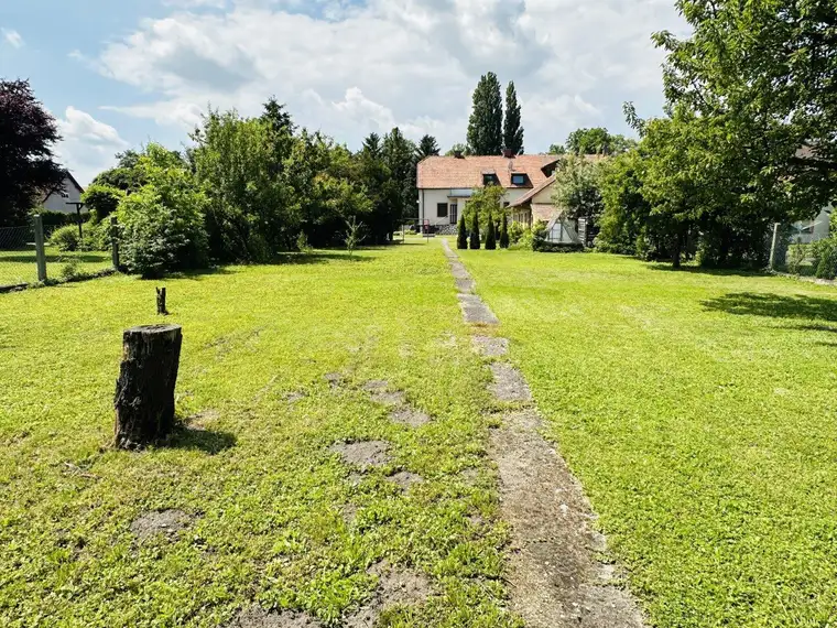 Haus mit traumhaftem 1.457m² - Grundstück und Nebengebäuden