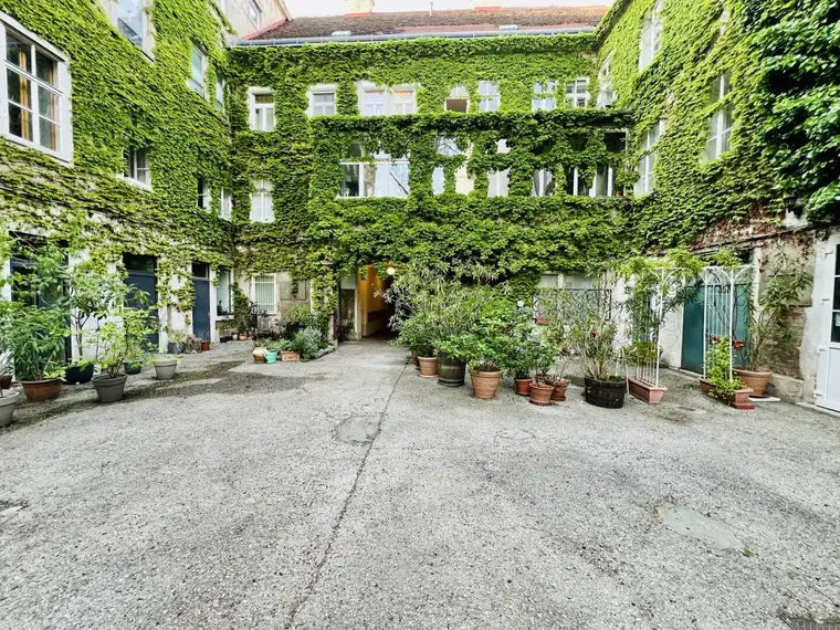 650m zur U3 - Neubaugasse ums Eck - klassische Wieneraltbauwohnung - grüner Innenhof im ehemaligen Kloster