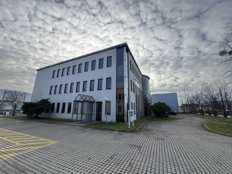 ab 8€/m2 Büroflächen bis 2.200m2 - individuell Flächengrößen verfügbar - Parkplätze - Kantine im Haus - gute Verkehrsanbindung