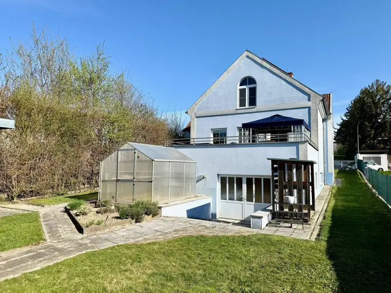 Ruhelage, umgeben vom Grünen | Gartenfläche ca. 1.564m² | Luftwärmepumpe, Solaranlage &amp; beheizbarer Pool mit Gegenstromanlage