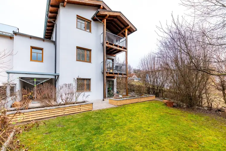 Großes, fast neues Haus in Berndorf mit schönem Fernblick