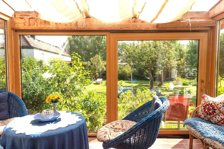 Mehrfamilienhaus mit sehr großem Garten