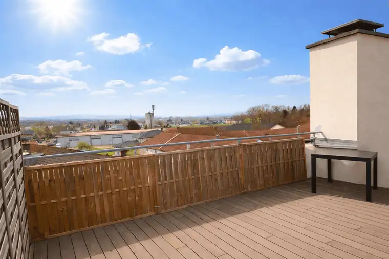 Helle Dachgeschoß Wohnung mit 28m2 Dachterrasse und herrlichem Fernblick