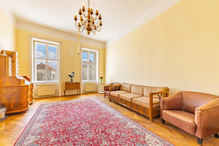 HELLE ALTBAU-WOHNUNG IM HOLLABRUNNER STADTZENTRUM!