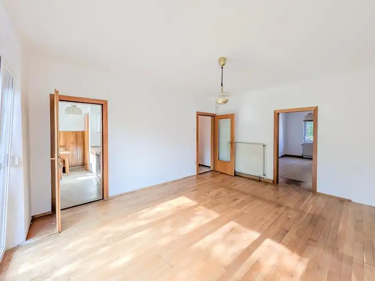 Sanierungsbedürftige 2-Zimmer Wohnung in komplett renoviertem Wohngebäude - Eggenberg