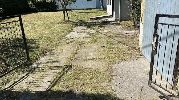 Ebenes Baugrundstück mit Altbestand in Liebenau! 