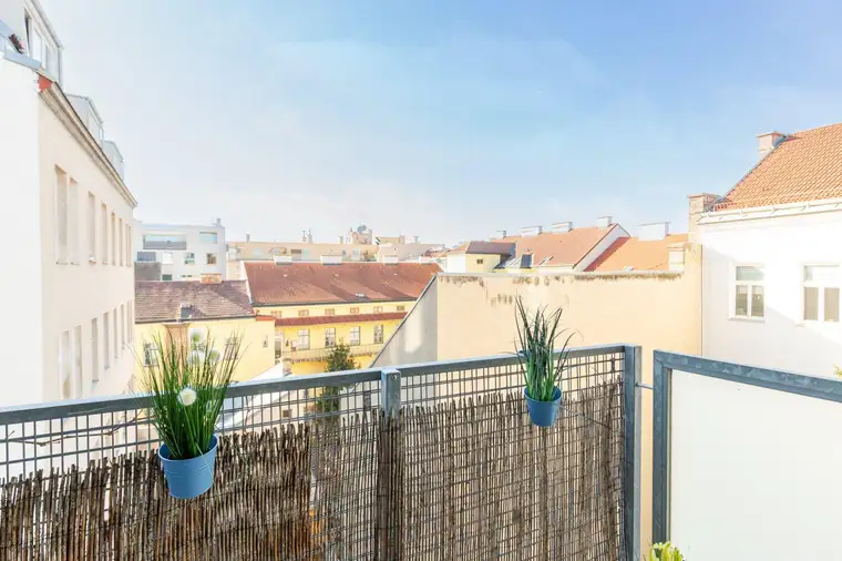 Den Sommer am Balkon genießen: Freundliche 2 Zimmer mit Ausblick, Einbauküche und viel Stauraum