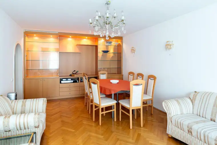 Wohnung zum grünen Innenhof in top Lage: 3 Zimmer mit Loggia, nur 3 Min zur U3 I Garage zur Miete im Haus