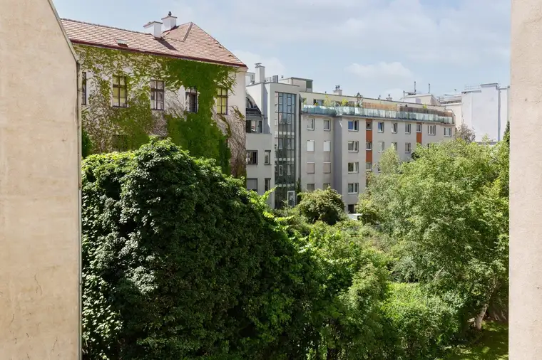 Wohnung zum grünen Innenhof in top Lage: 3 Zimmer mit Loggia, nur 3 Min zur U3 I Garage zur Miete im Haus