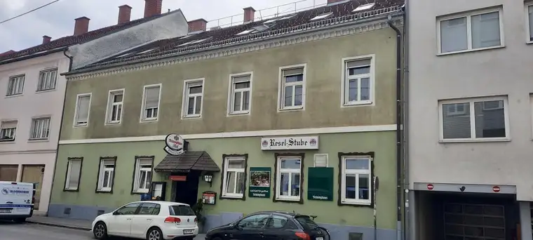 Sanierungsbedürftiges Wohn- und Geschäftshaus mit hoher Baureserve