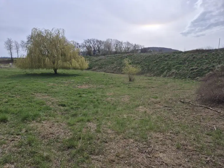 Aufgeschlossenes Baugrundstück in Ortsrandlage mit unverbautem Grünblick, Kauf oder Baurecht auf bis zu 99 Jahre möglich