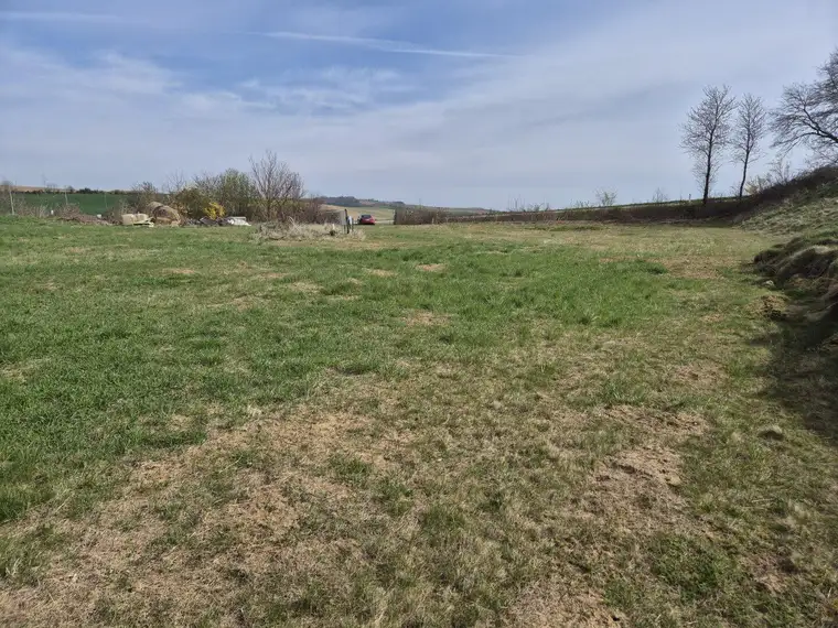 Aufgeschlossenes Baugrundstück in Ortsrandlage mit unverbautem Grünblick, Kauf oder Baurecht auf bis zu 99 Jahre möglich