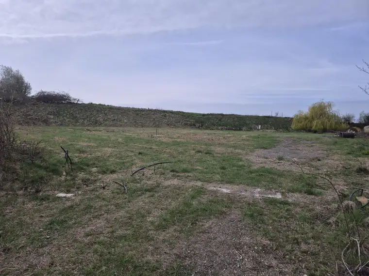 aufgeschlossenes Baugrundstück, in Ortsrandlage mit unverbautem Grünblick, Kauf oder Baurecht auf bis zu 99 Jahre möglich