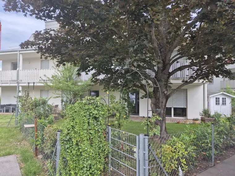Dachgeschoss Wohnung mit Terrasse und Stellplatz, vermietet bis Juni 2026