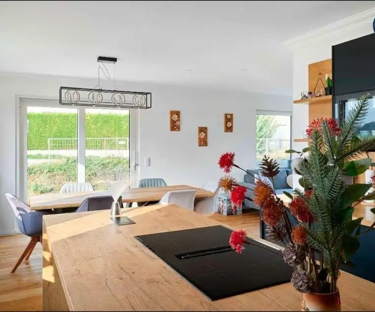 Neu gebautes Einfamilienhaus mit Doppelgarage und zusätzlichem Home Office/Büro