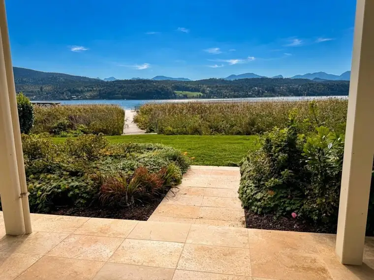 WÖRTHERSEE VOR DER HAUSTÜRE! Exklusive Gartenwohnung mit Seezugang, großer Terrasse &amp; Seeblick