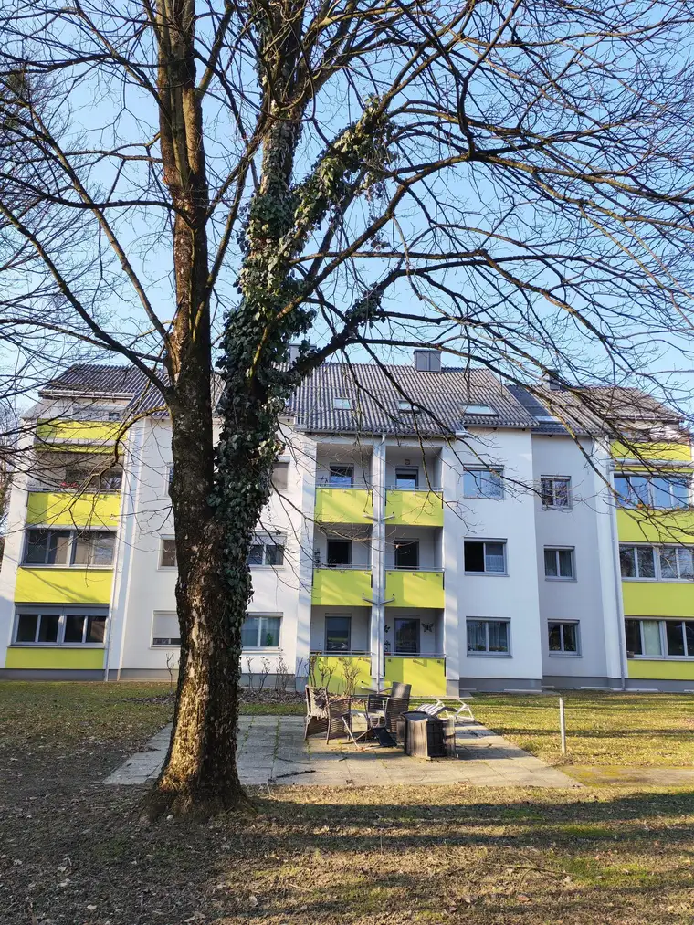 Helle schöne 1 Zimmerwohnung mit großer Loggia 