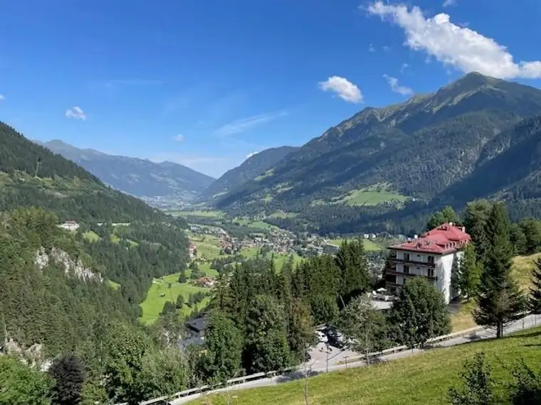 A recently refurbished three bedroom apartment for sale in Bad Gastein with direct access to the ski lifts