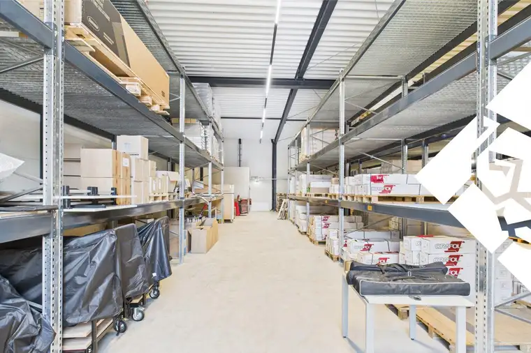 Modernes Palettenlager inklusive Handlingservice mit optimaler Verkehrsanbindung zu mieten