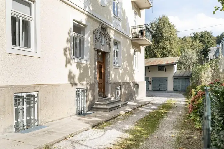 Generalsanierte Altbau-Wohnung mit zeitlosem Flair in Salzburg Riedenburg