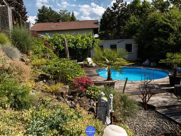 Traumhaftes Einfamilienhaus mit liebevollem Garten und Pool