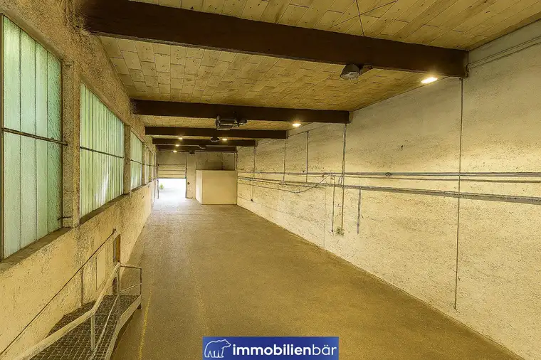 Große Lagerhalle mit Büro in Betriebsbaugebiet – mit Genehmigung für „Schlosserei“, Nähe Wels