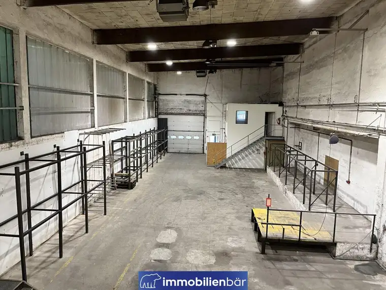Große Lagerhalle mit Büro in Betriebsbaugebiet – mit Genehmigung für „Schlosserei“, Nähe Wels
