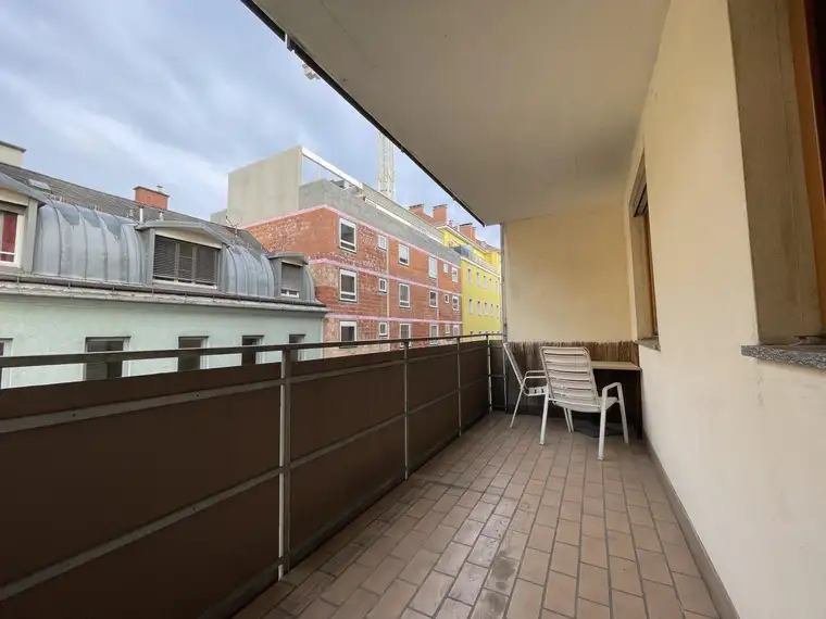 Gut geschnittene Wohnung mit Balkon!
