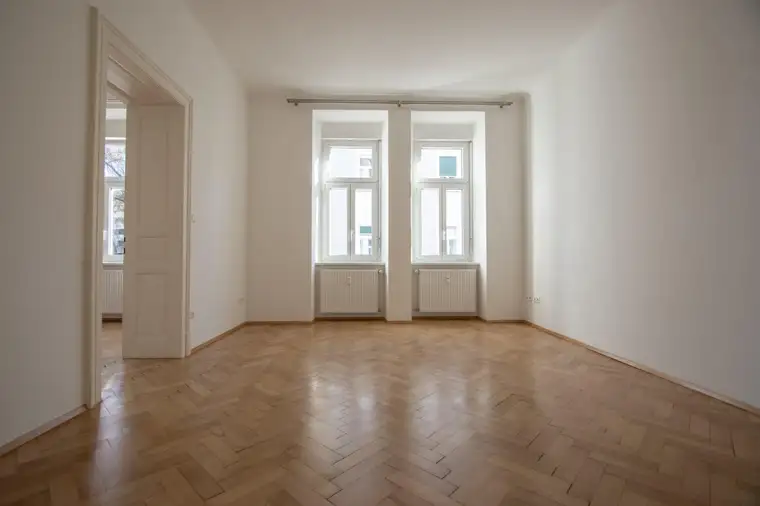 Sanierte Altbauwohnung mit 2 Balkonen!