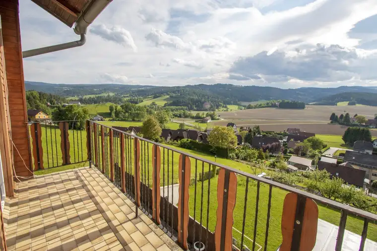 Ruhiges Zweifamilienhaus mit traumhafter Aussicht!