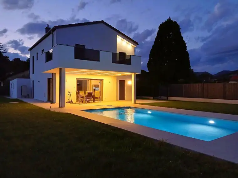 Hochwertig mit Pool &amp; Weitblick für pure Lebensqualität