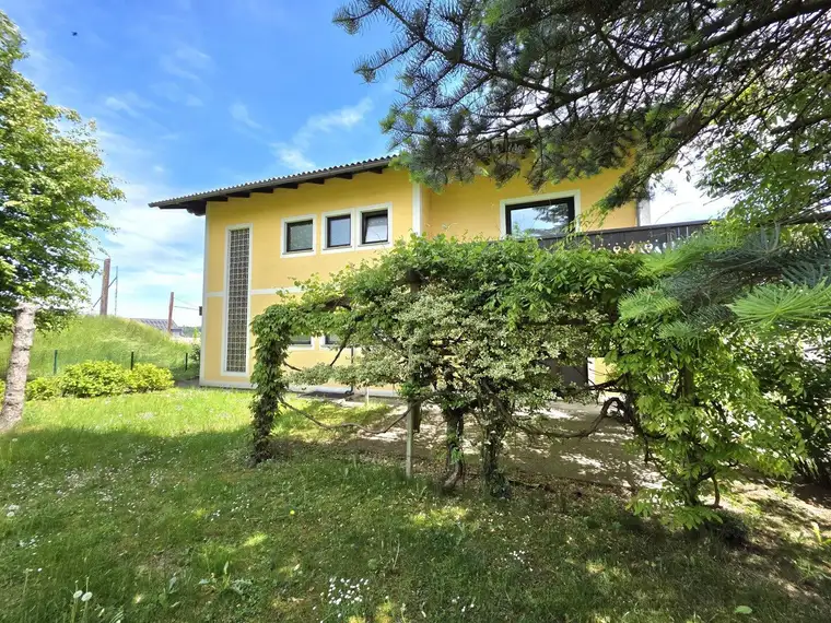 Sonniges Zweifamilienhaus in schöner Lage!