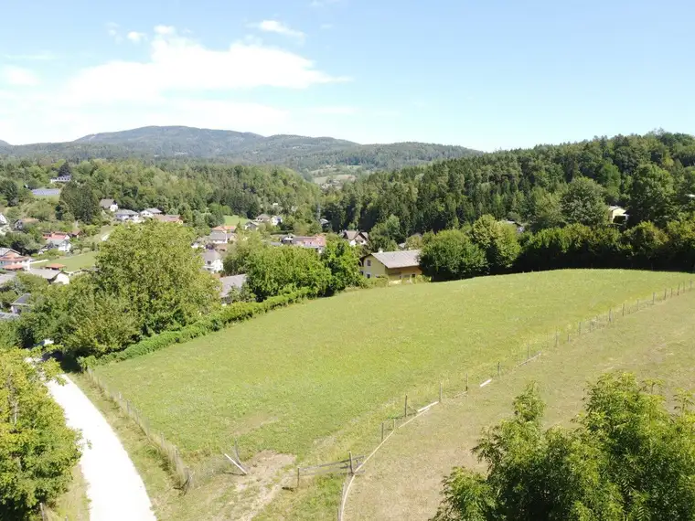 Sonniges Baugrundstück mit herrlichem Ausblick und viel Potenzial!