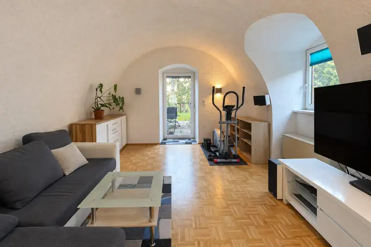 Wohnen mit besonderem Charme – Gewölbe-Wohnzimmer und Terrasse nahe dem Mondsee