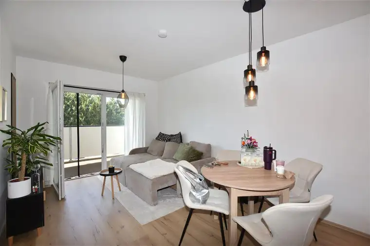 Neuwertig mit großem Sonnenbalkon und massivem Carport auf der Lassnitzhöhe