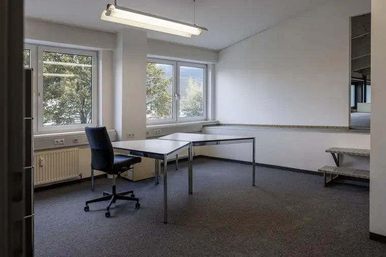 Zirl: Charmantes Büro optional mit Lager zu vermieten