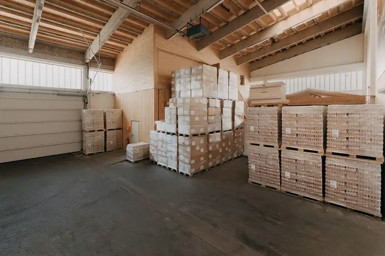 Zirl / Tirol: 255,60 m² Lagerhalle, 184 m² Büro und 740 m² Außenlager – A12 Abfahrt Zirl West