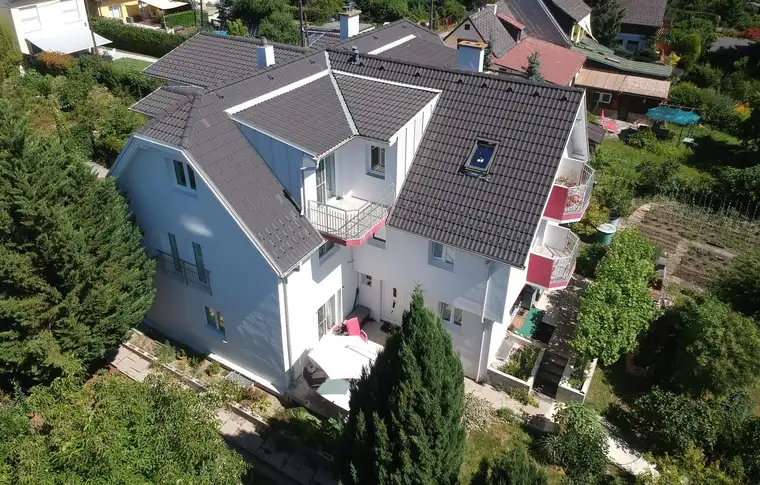 Einfamilienhaus mit drei getrennte Wohneinheiten auf Pachtgrund; Privatverkauf! 