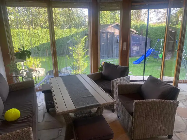 Gartenwohnung mit Doppelgarage und Wintergarten