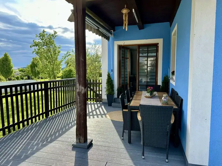 Großzügiges Wohnen in modernisiertem Mehrfamilienhaus - Top Lage in Kirchberg 