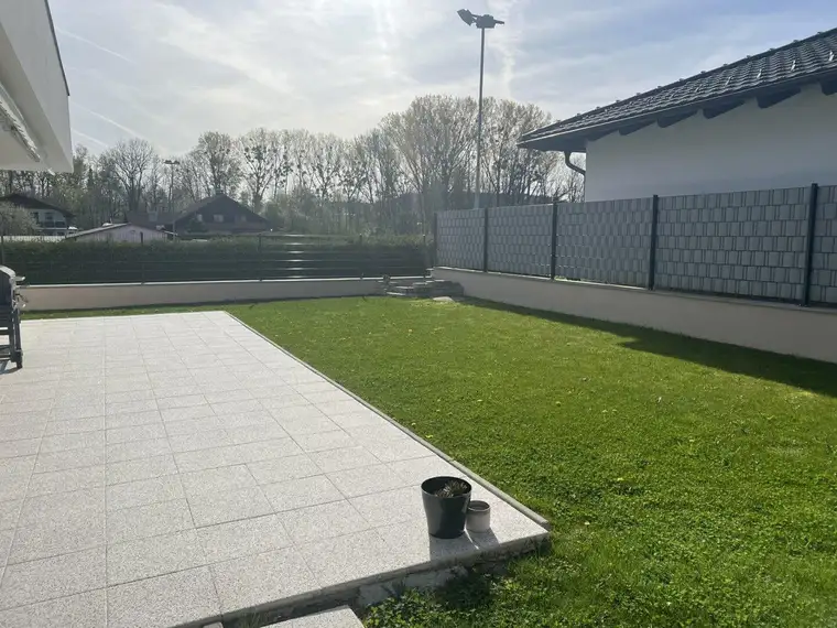 Neuwertiges Einfamilienhaus mit großem Garten 