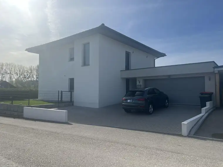 Neuwertiges Einfamilienhaus mit großem Garten 