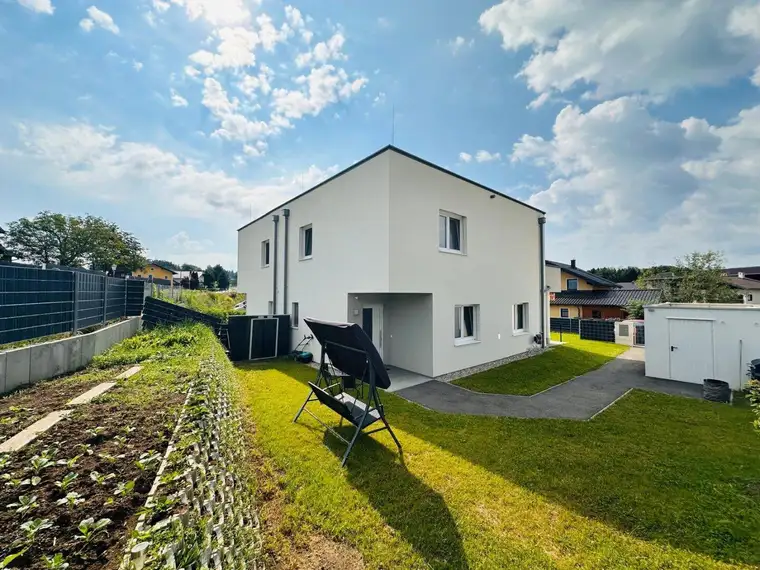 Wohnen in idyllischer Lage - Traumhafte Doppelhaushälfte in Kirchberg