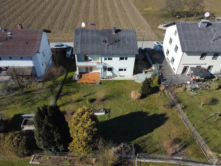 Charmantes Zweifamilienhaus mit separaten Eingängen in Straßham!