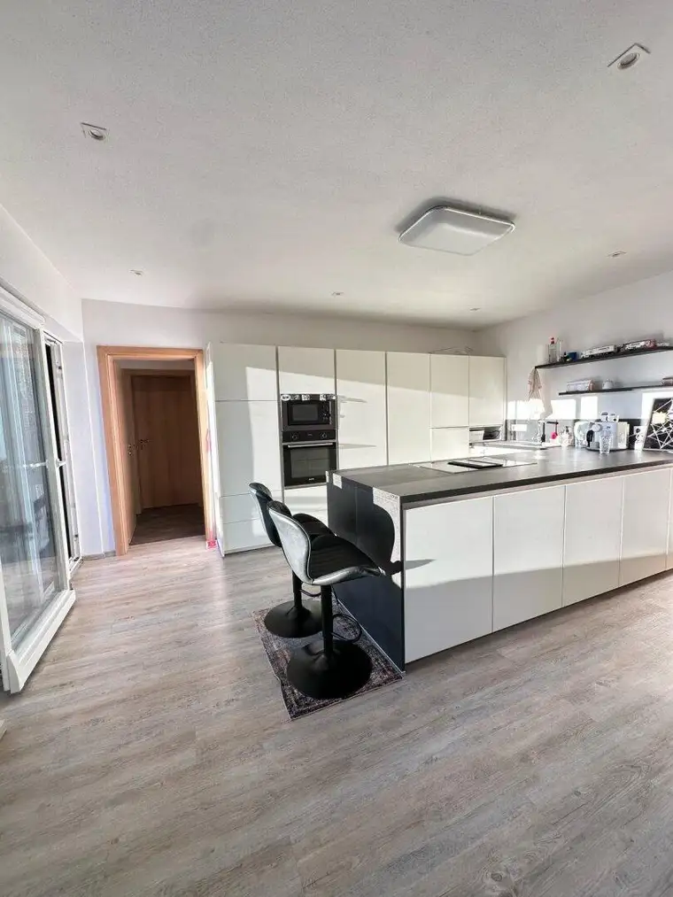 Modernes Einfamilienhaus mit Garage 