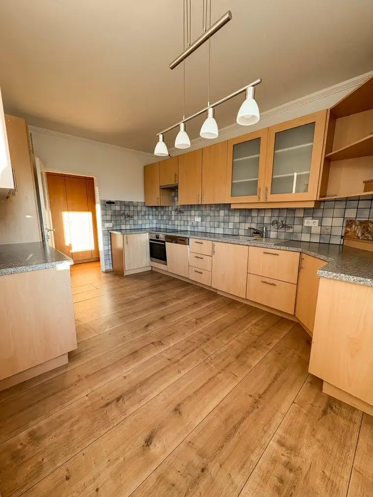*NEUER PREIS* Sanierte 3-Zimmer-Wohnung mit verglaster Loggia an der Donaulände Linz