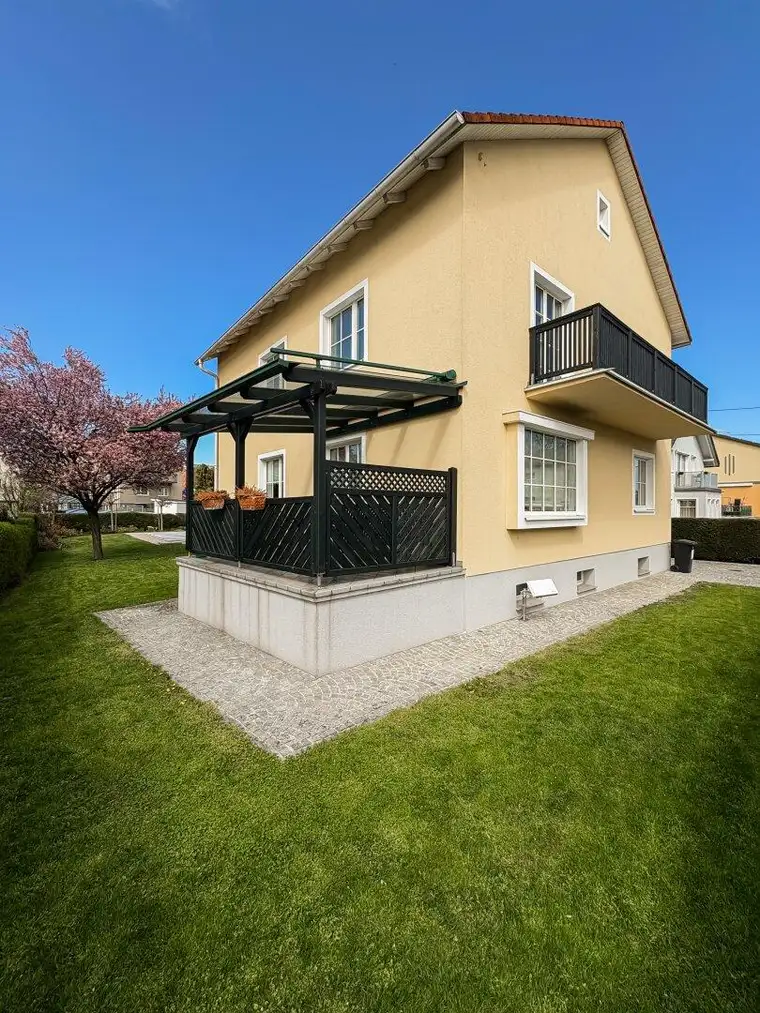 Ein- oder Zweifamilienhaus mit Pool und Doppelgarage in schöner Lage von Linz/Süd